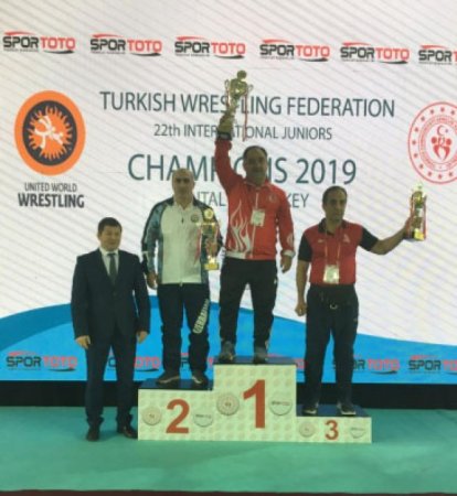 Gənc güləşçilərimiz Antalyada 11 medal qazanıblar