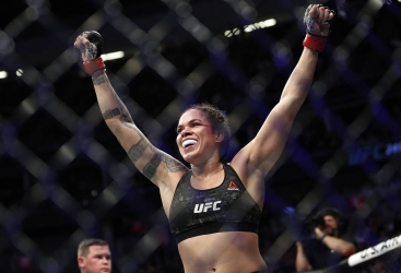 Amanda Nunes yarım yüngül çəkidə UFC çempionu titulunu müdafiə edib