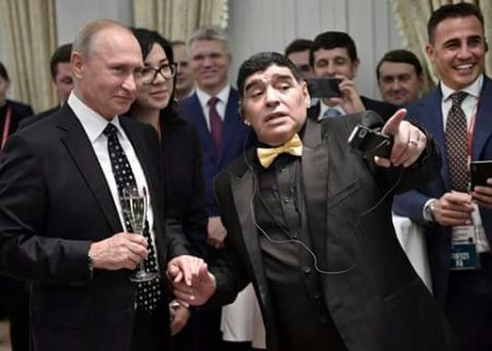 Günün fotosu - Maradona Putinə hansı oyunu öyrədir?